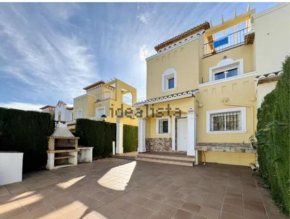 Beautiful Chalet Adosado con piscina comunitaria